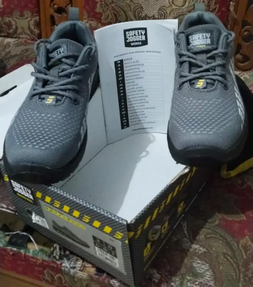 Sepatu Safety Jogger, abu-abu, no.39, Original Dus+Buku, Unisex