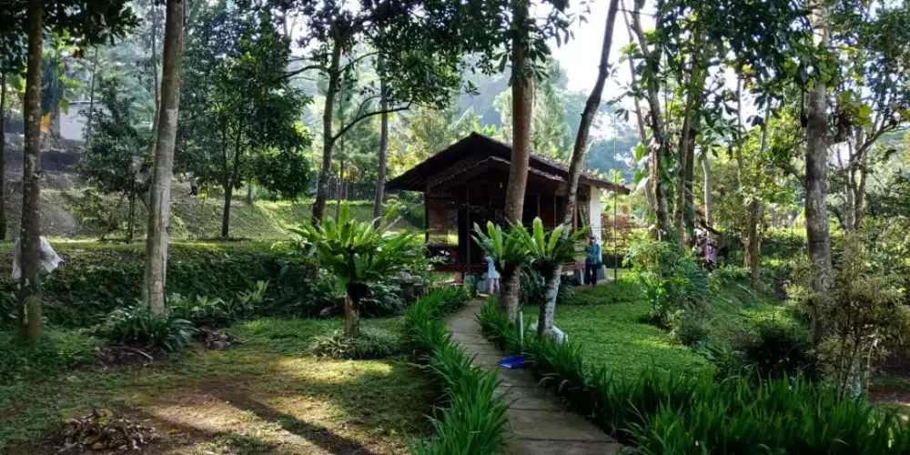 Tanah 10.400m2 di Kopo Cisarua Puncak. Area berlibur yg sejuk-nyaman.