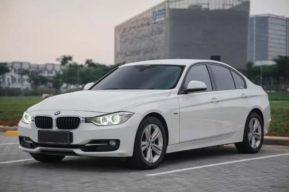 BMW 320i Sport AT 2015 Pajak panjang