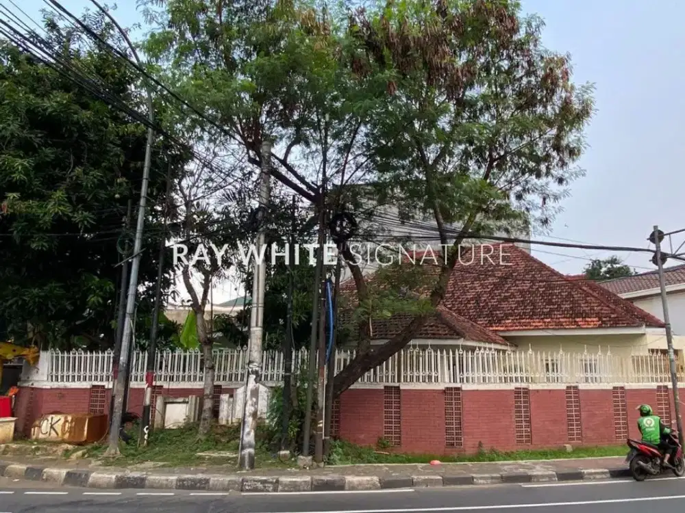 Rumah Tua Hitung Tanah di Jalan Proklamasi Pinggir Jalan Cocok Untuk Usaha