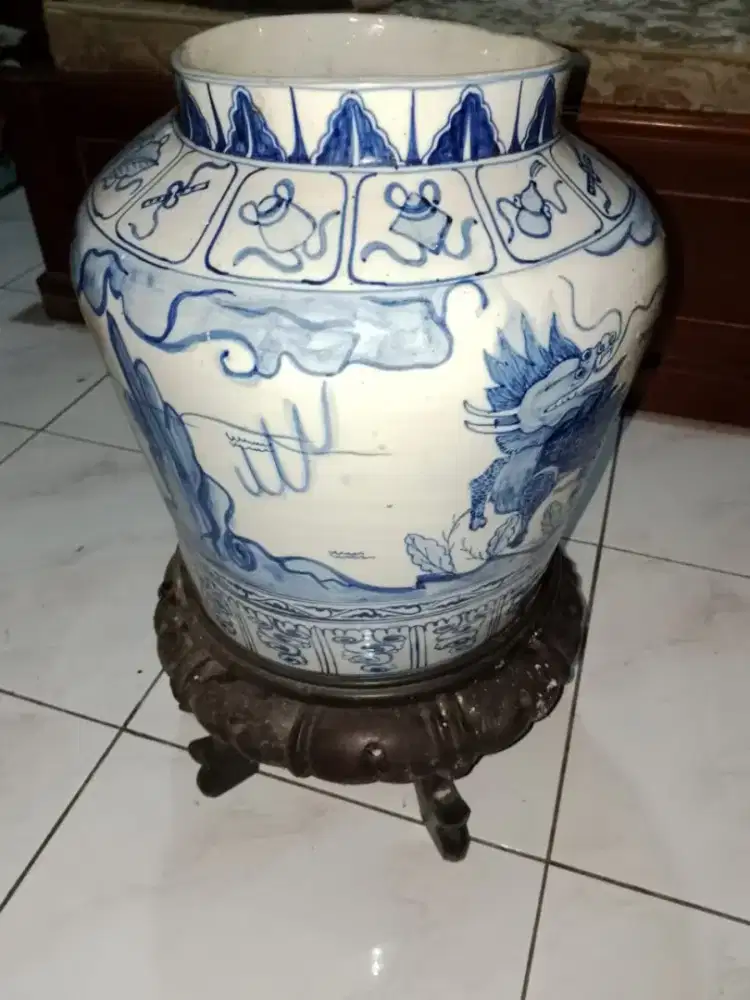 Guci china tua motif dragon