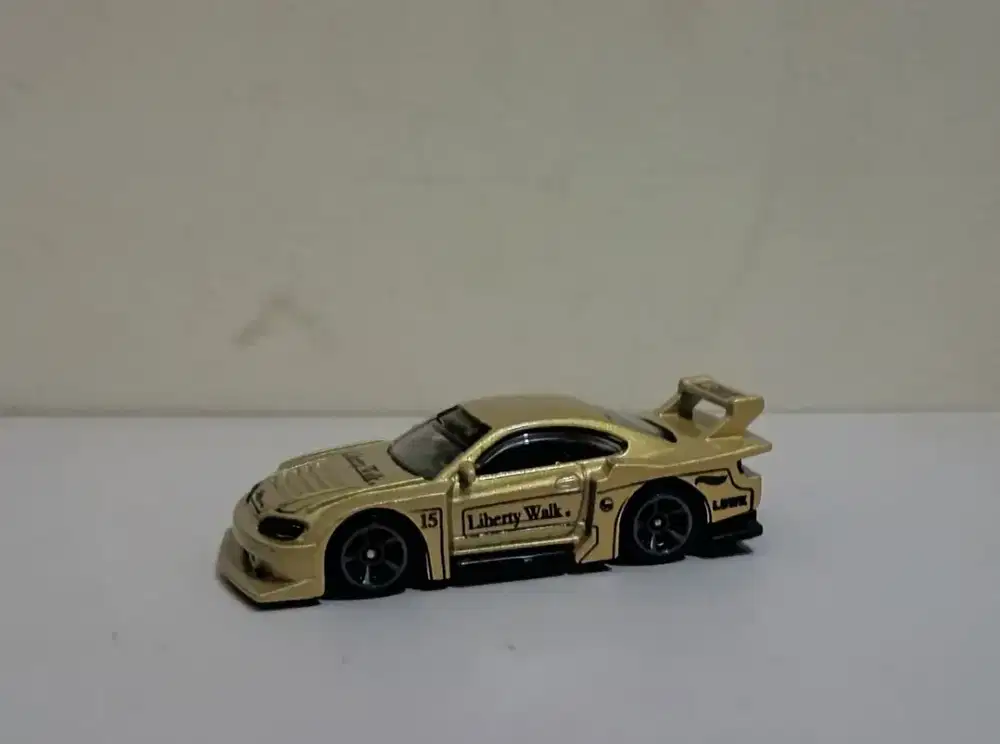Diecast hotwheels liberty walk gold