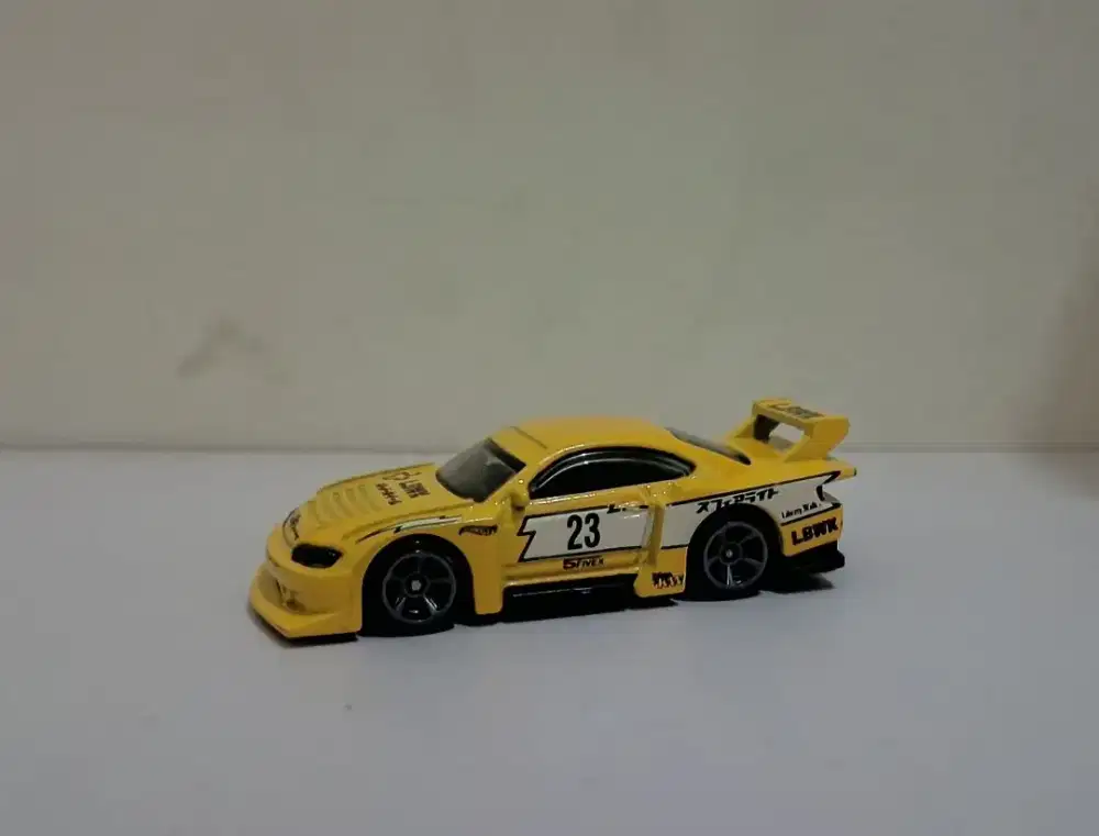 Miniatur diecast hotwheels LBWK kuning