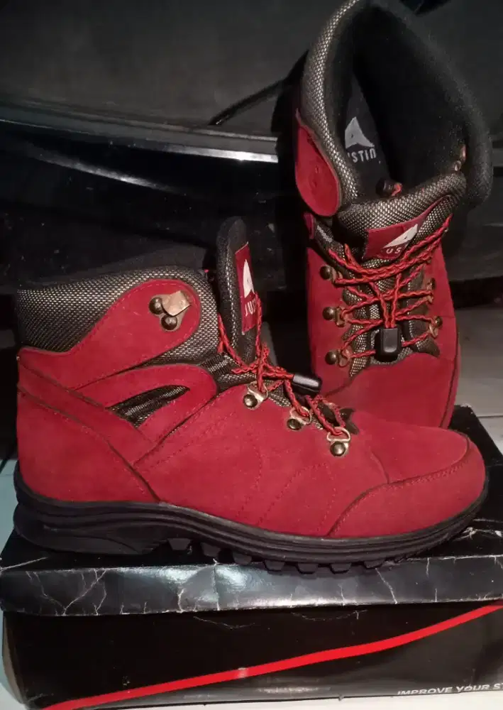 Sepatu Justin bludru red. fashion boot shoes. Size 41.