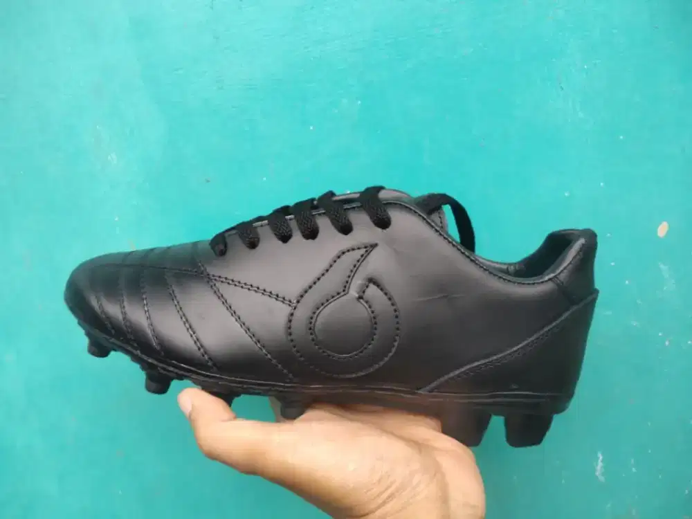 sepatu bola custom