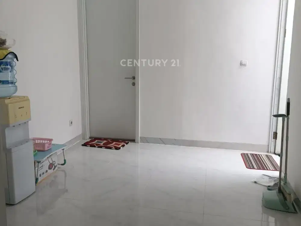 Rumah Depan Taman Di Cluster Thames JGC Jakarta Timur