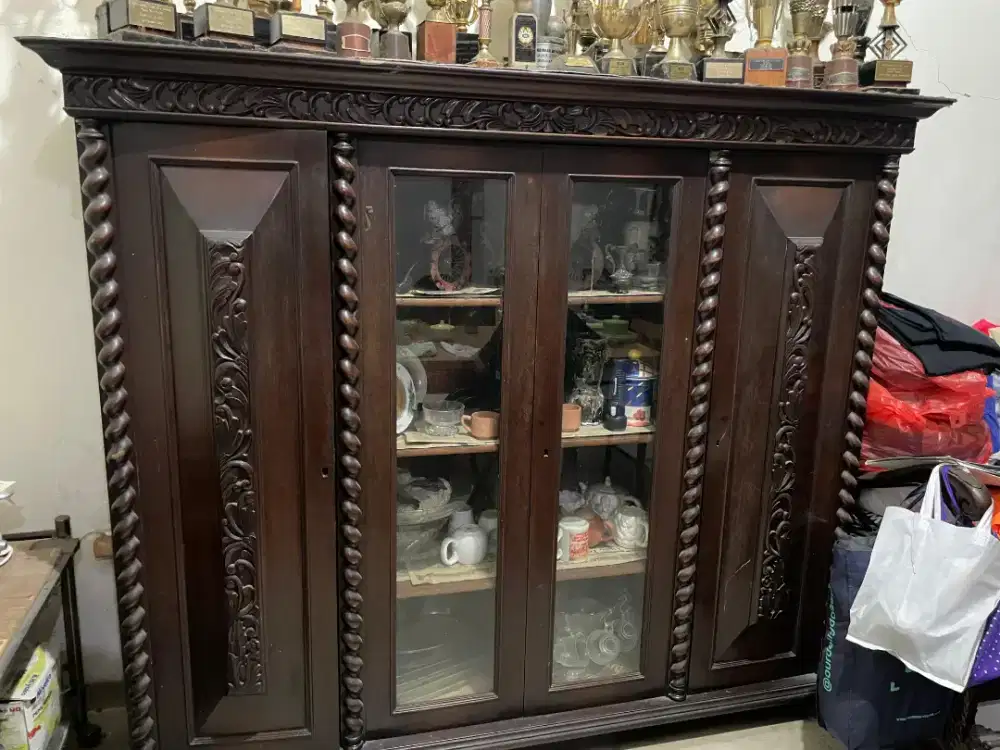 Lemari antik vanderpol