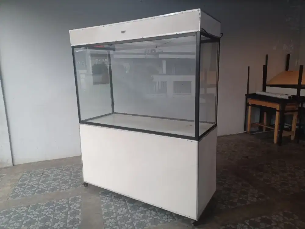 Etalase second good condition