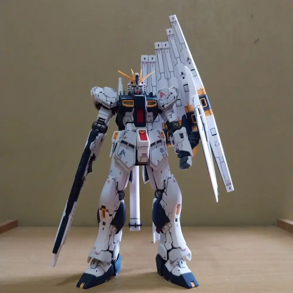 RG 1/144 NU RX-93 v GUNDAM (Bandai)