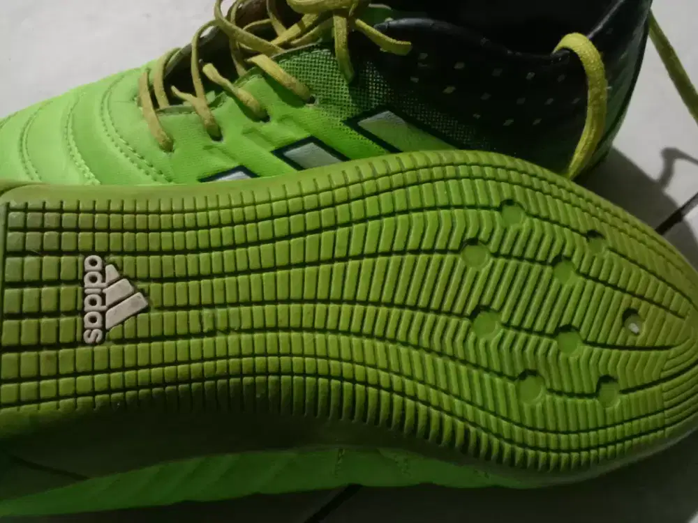 Sepatu bola futsal 95%