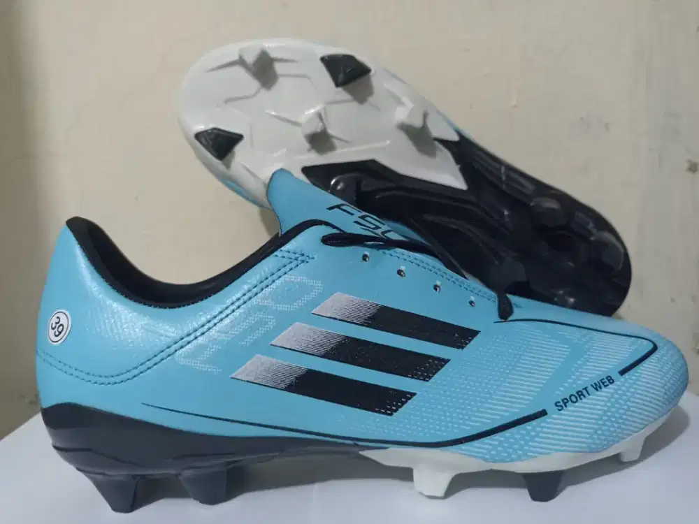 Sepatu bola Adidas