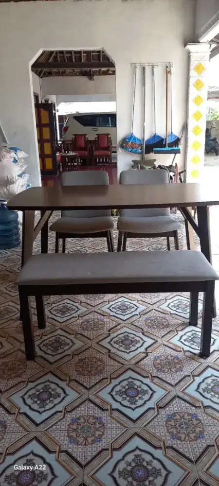 Set meja makan 2 kursi single dan 1 kursi panjang. Bisa nego