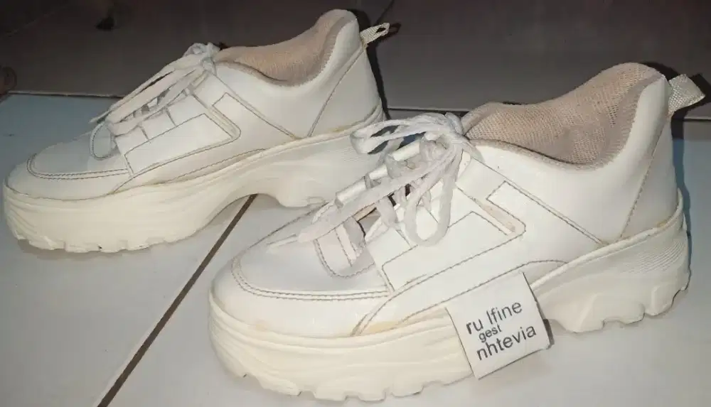 Sepatu second wanita size 37 / 38 muat.