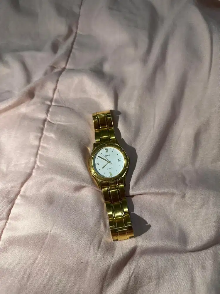 Jam Tangan warna Gold Alba Wanita