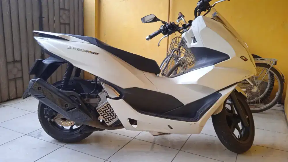 Honda PCX 160 CBS ISS tahun 2024 Warna Putih