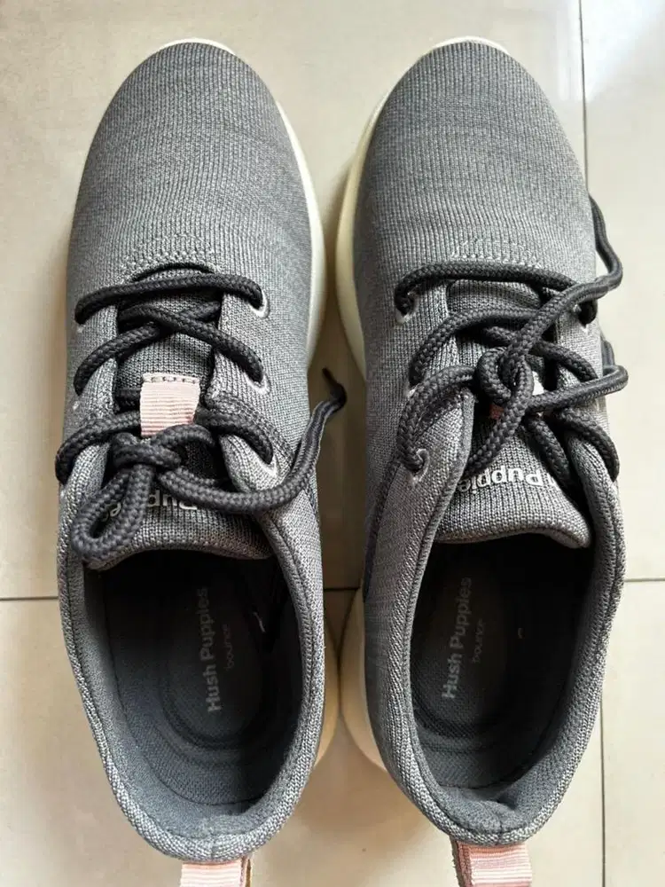Sepatu hush puppies ukuran  38 wrn abu abu