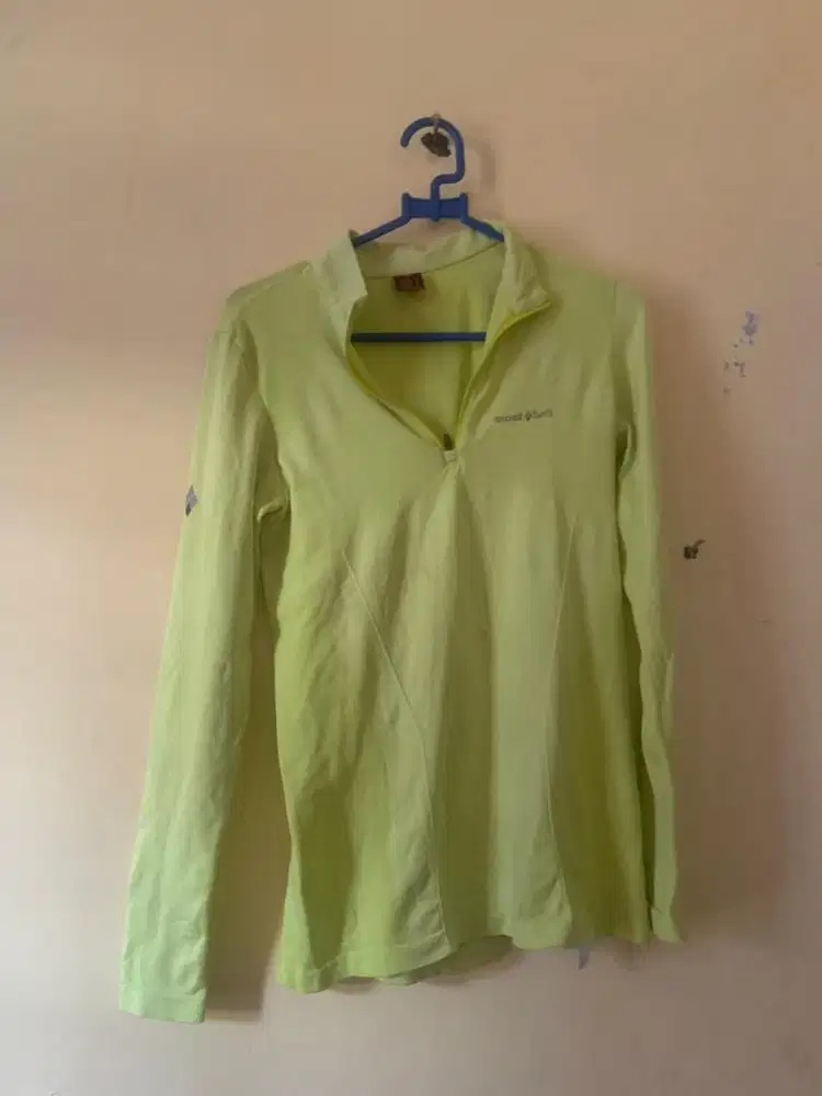 baju dan rok dan celana olahraga