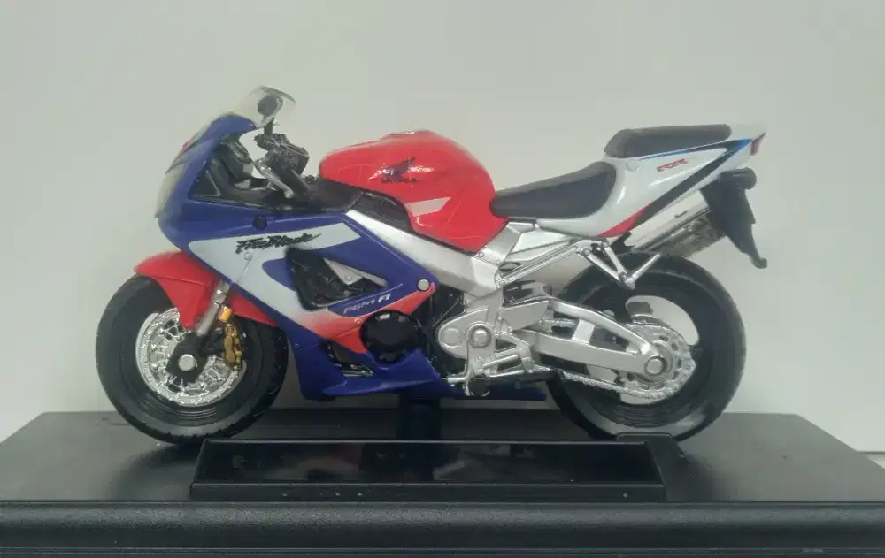 Honda CBR 900RR Fireblade.