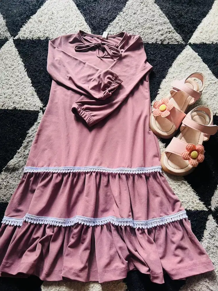 Baju dan sendal anak