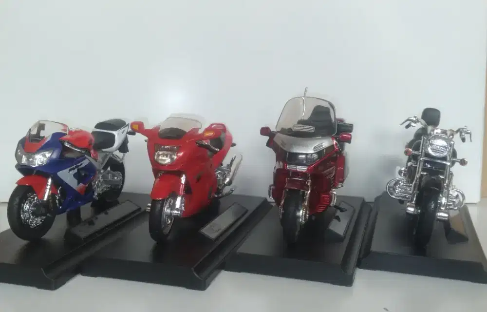 Diecast Honda produksi Welly.