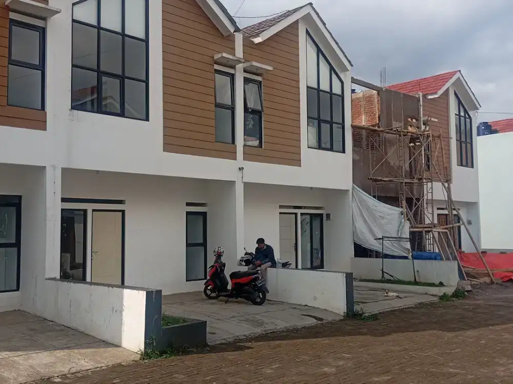 Rumah dua lantai dikawasan arcamanik dekat jalan raya