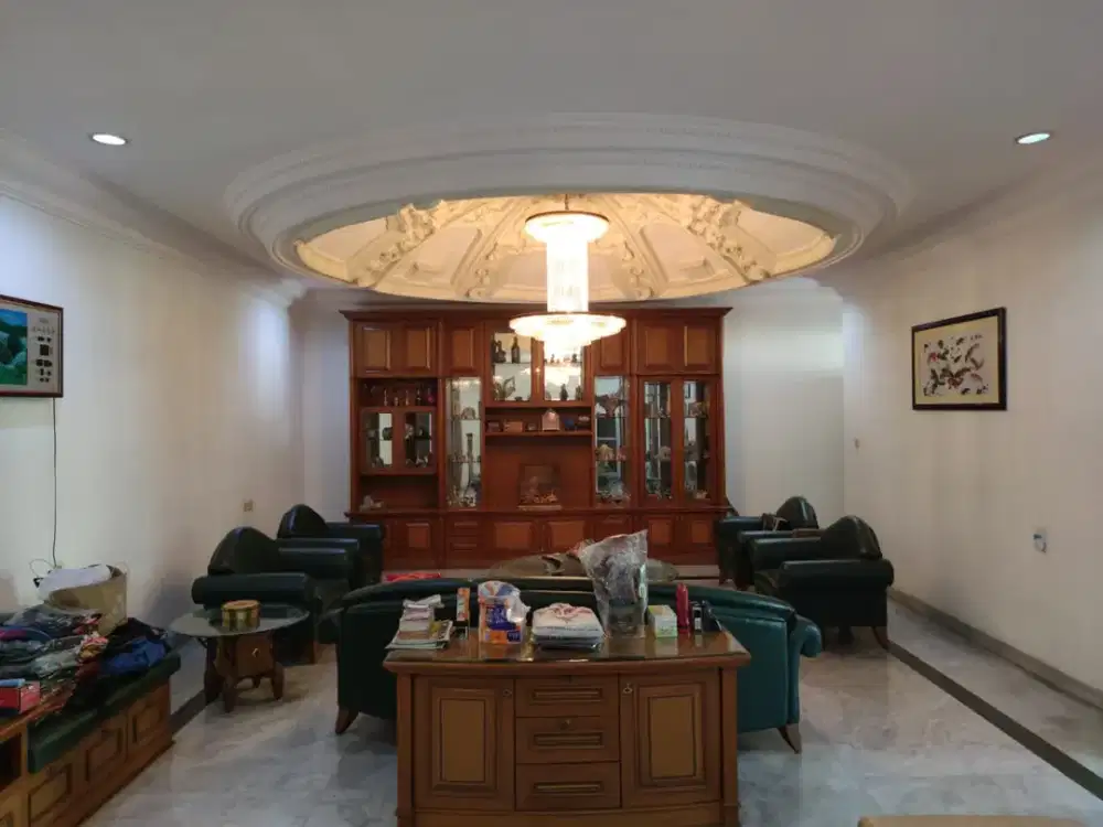 Rumah 3 Lantai One Gate System Kokoh dan Terawat di Batununggal