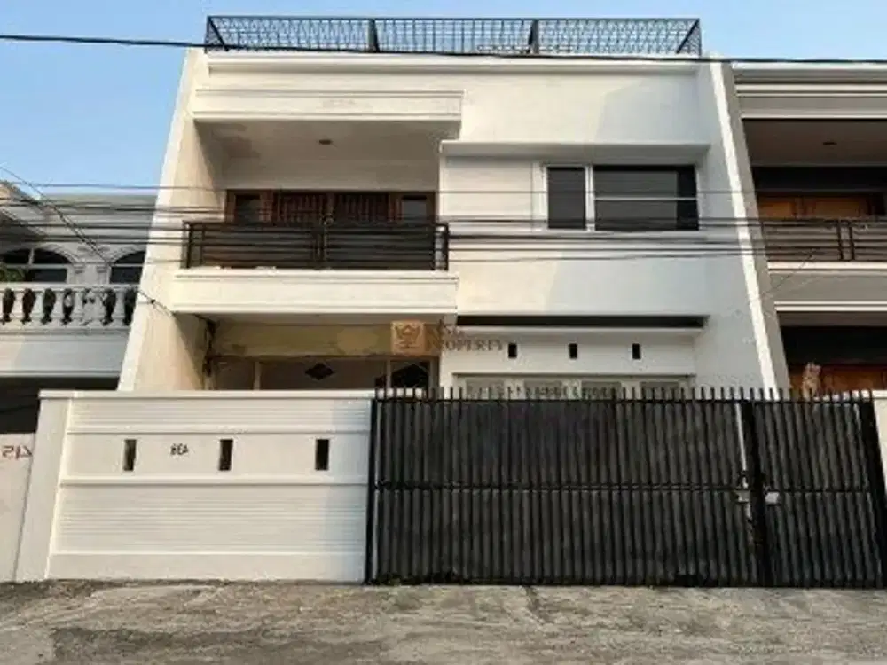 Strategis Sewa Rumah 3 Lantai Unfurnished Bagus Akses Depan Jalan Raya Dekat Polri Sektor Palmerah, SPBU, Bank, Sekolah Rumah di Tomang Kepa Raya