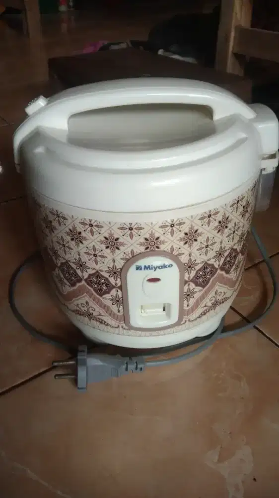 Magic com (penanak nasi) mini Miyako 0,6 liter PSG 607
