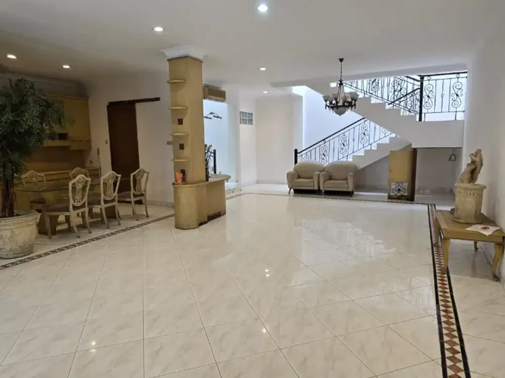 DISEWAKAN RUMAH DI TAMAN KEBON JERUK INTERCON 9x18 2 LANTAI SEMI FURNISH 3+1 KT MURAH