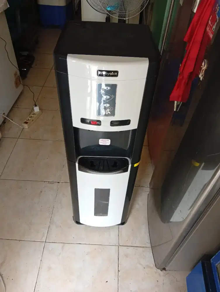 Dispenser bekas Mer Miyaco panas dingin biasa galon bawah