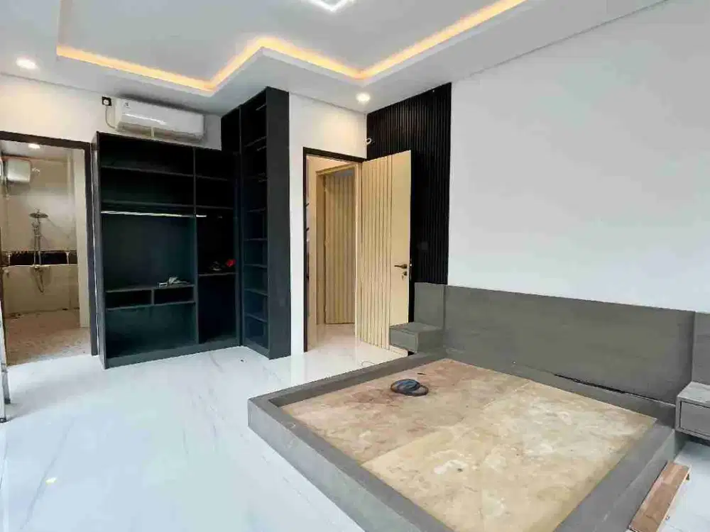 Wilson rumah hook semi furnish view danau di metland puri