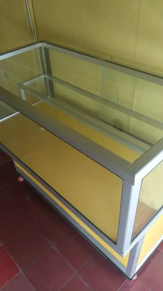 Jual etalese counter hp dan buat accesories masih baru.