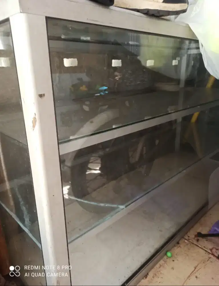 Etalase Kaca 3 susun