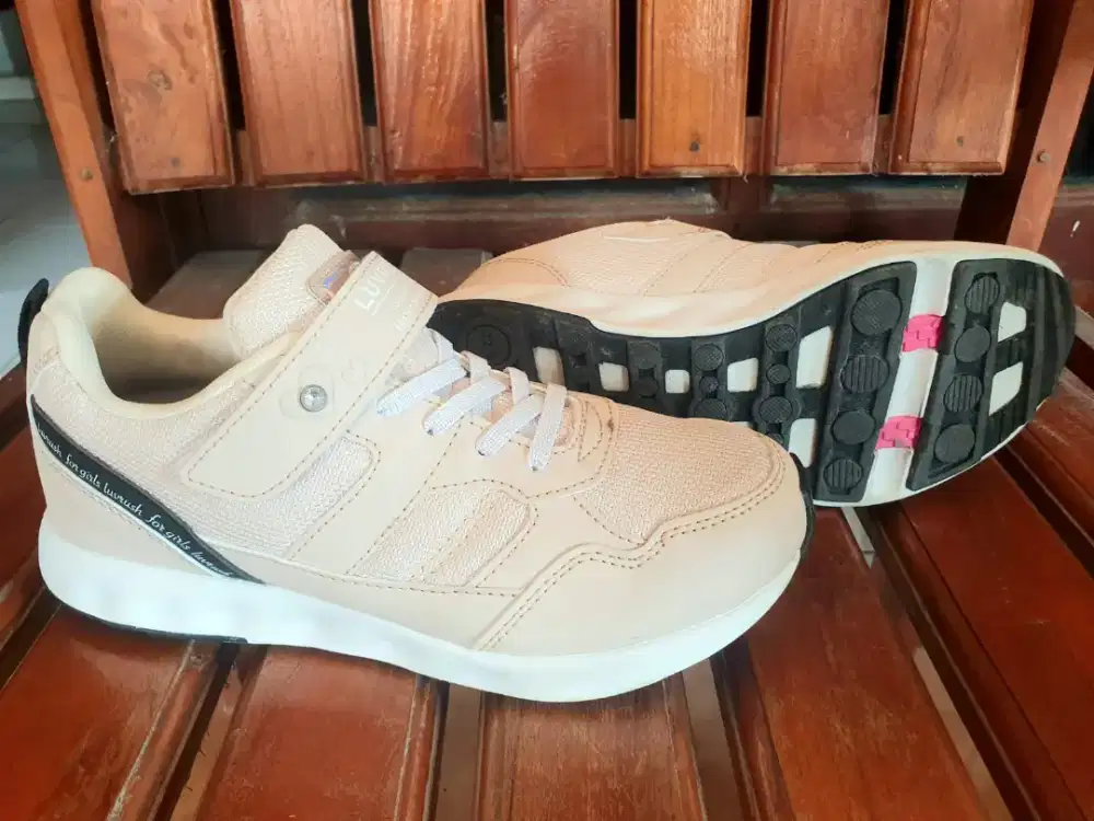 Sepatu wanita merk luvrush uk 36, second