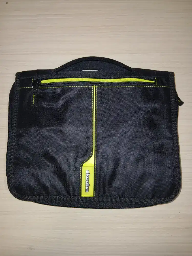 Skooba Cable Stable Mini adalah organizer travel berukuran  sedang