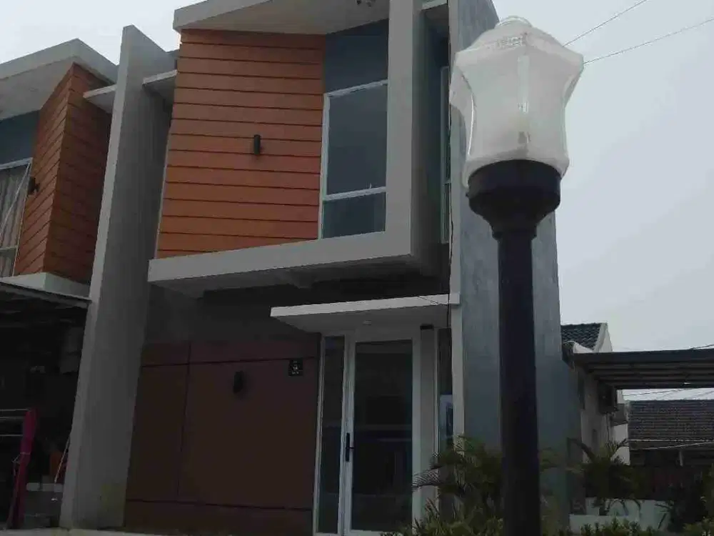 Di Jual Rumah Komersial 2 Lantai