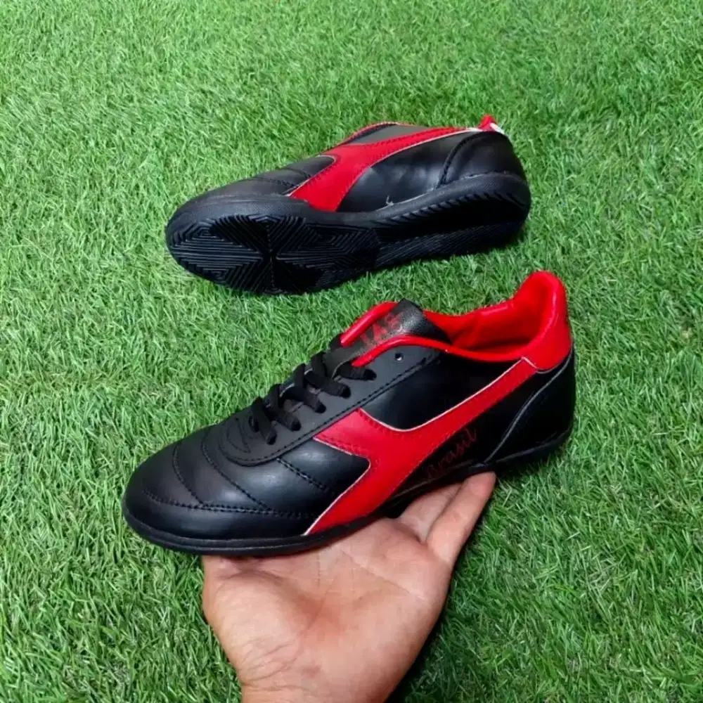 Sepatu futsal anak bahan kulit