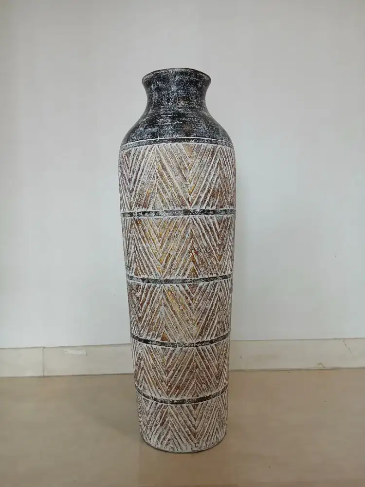 (floor vase) dengan motif etnik geometris.
