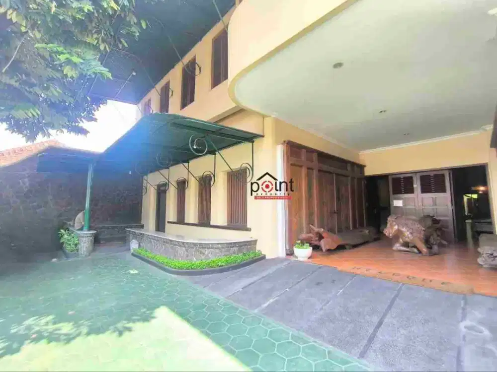 Galeri Furniture Kuno Joglo Tua Kolektor Item di Colomadu