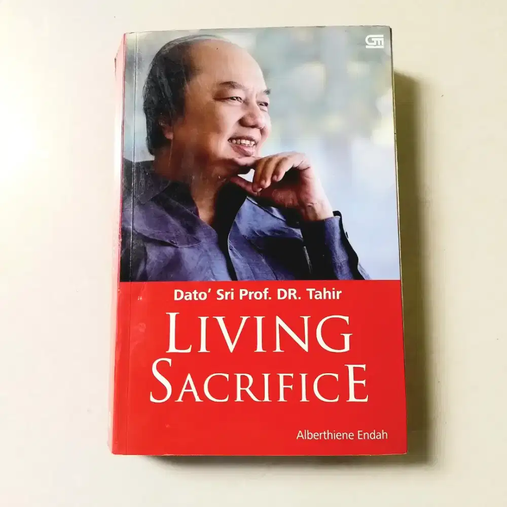 Buku Living Sacrifice Dato Sri Prof DR Tahir 
Karya Alberthiene Endah