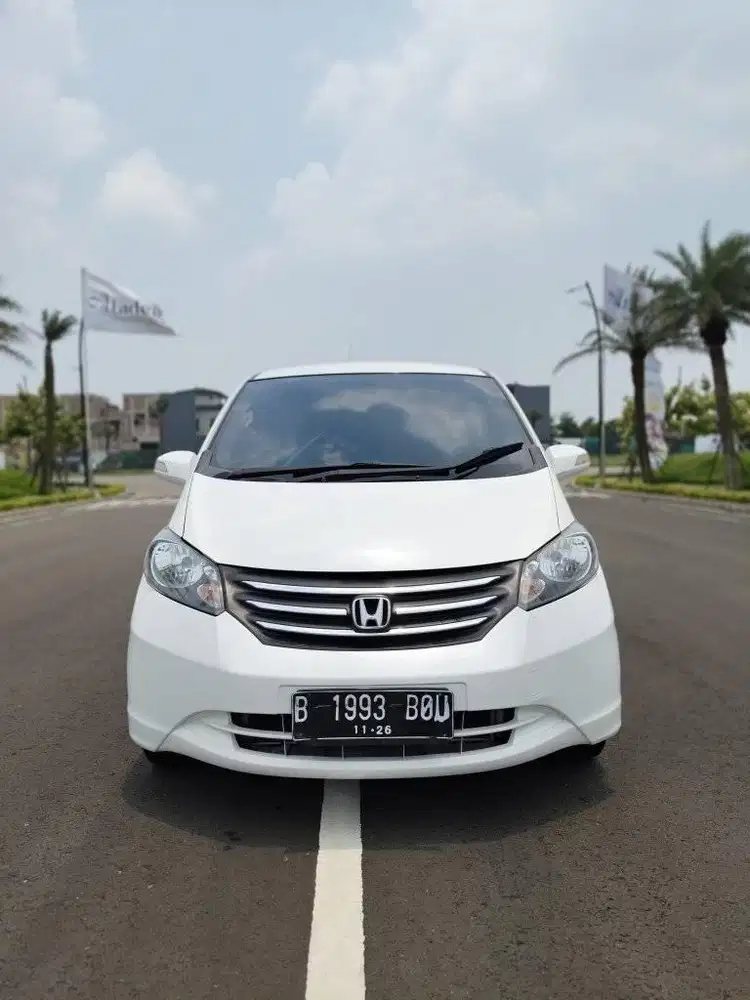 tdp 15 jt Honda Freed PSD 2011 putih