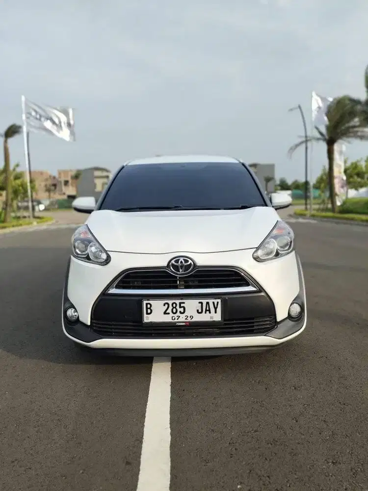 tdp 15 jt Toyota Sienta V AT 2019 putih