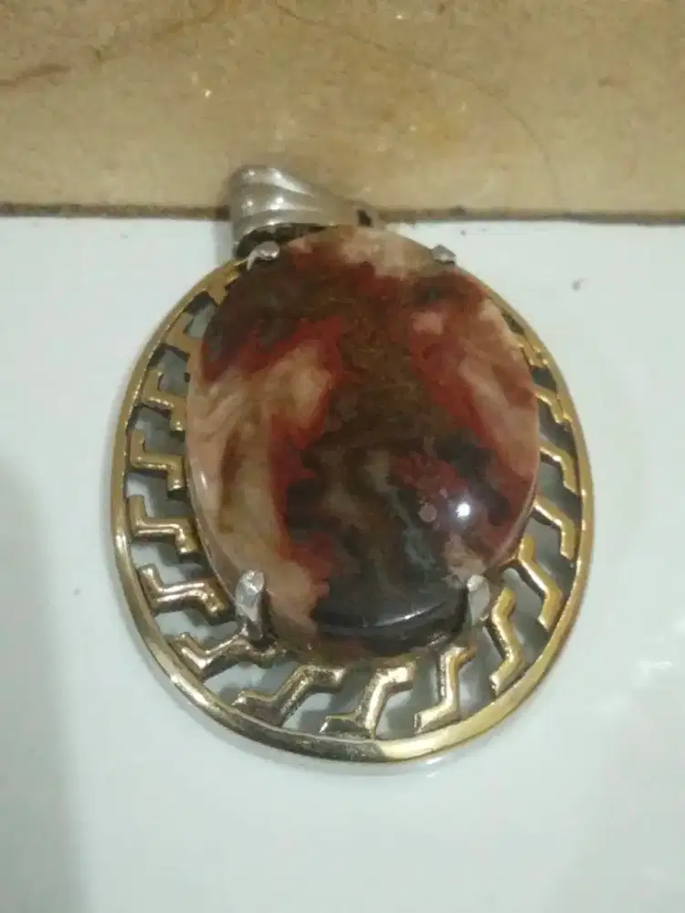 Liontin batu jasper gambar lakon pewayangan