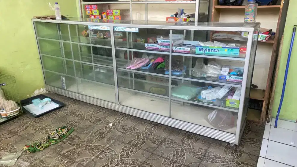 Etalase kaca untuk usaha