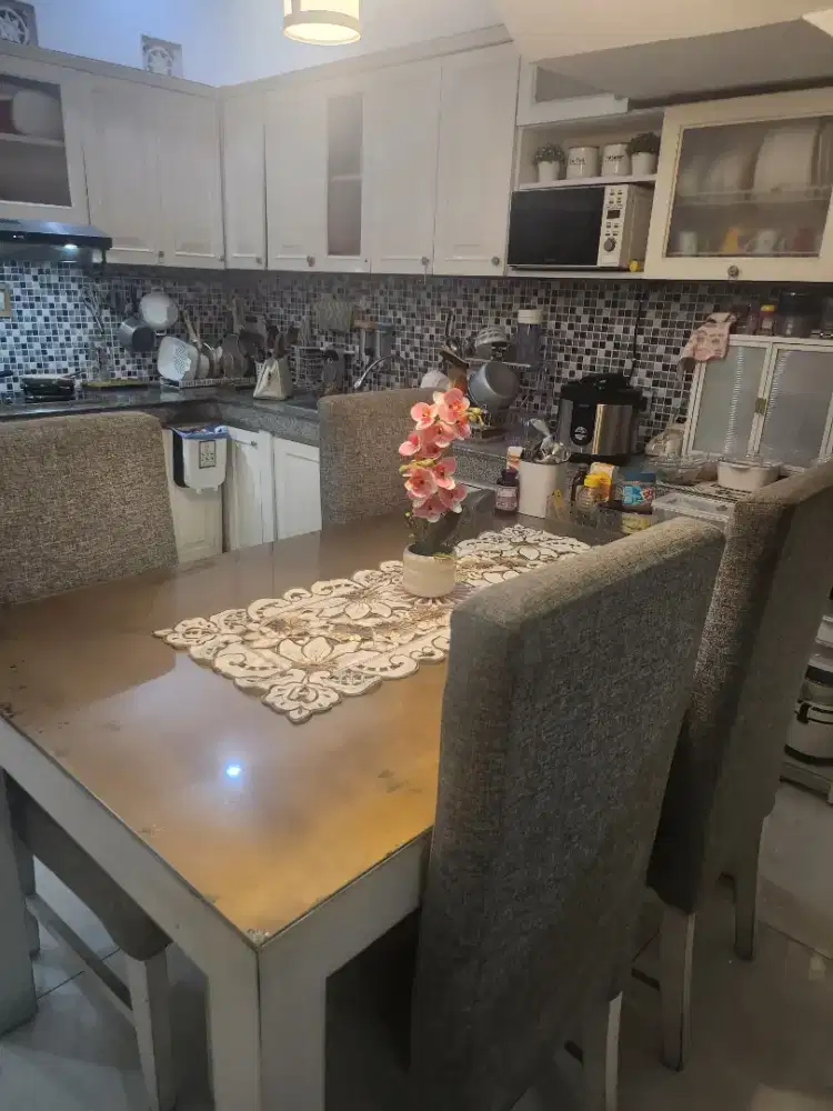 Meja makan kayu minimalis