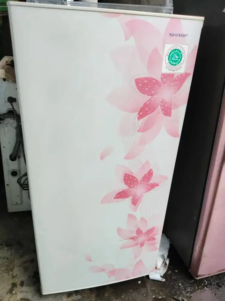 Kulkas 1pintu sharp kondisi normal dingin beku komplit bagus mulus