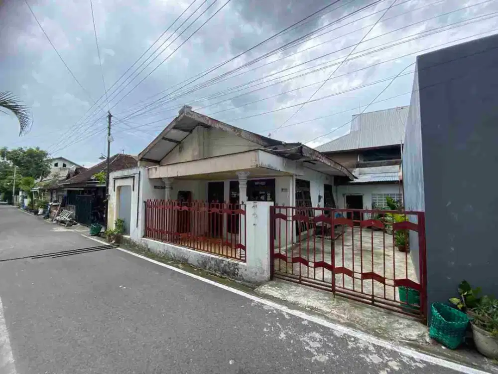 rumah luas 181 m2 hitung tanah saja 15 meter dari jalan raya