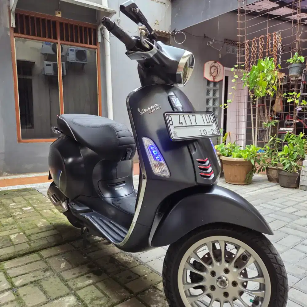 Vespa sprint 3v 2014 utuh seperti baru