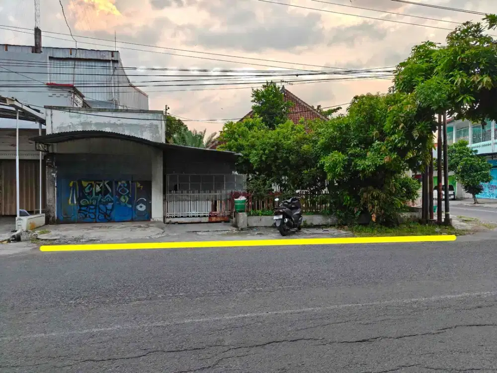 Tanah Strategis Tepi Jalan Ramai Bonus Rumah Klasik