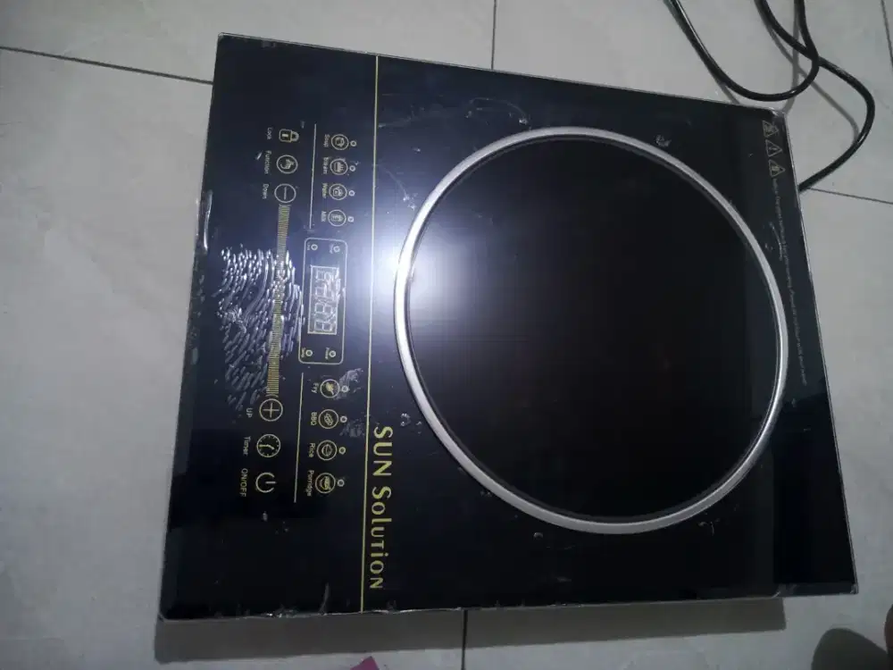 Kompor listrik,terbaru masih utuh belom di sentuh sama sekali.